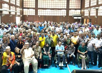 VETERAN tentera dan ahli keluarga mereka yang menghadiri majlis reunion Batalion Ke-3 Rejimen Sempatan (3RS) di Pengkalan Hulu semalam. - UTUSAN/NORLIA RAMLI