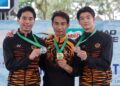 PENERJUN negara, Muhammad Syafiq Puteh (tengah), menjuarai acara tiga meter papan anjal lelaki, manakala dua atlet pelapis negara iaitu Nurqayyum Nazmi (kiri) dan Yong Rui Jie menduduki tempat kedua dan ketiga pada Kejohanan Ujian Pemilihan Terjun Kebangsaan 2025, di Pusat Akuatik National Bukit Jalil, semalam. GAMBAR: SHIDDIEQIIN ZON