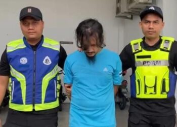 MOHD. Izwan Sukarnor dibawa oleh anggota polis semasa menghadiri prosiding perbicaraan di Mahkamah Sesyen, Kota Bharu, Kelantan. - UTUSAN/ROSALWANI CHE SOH