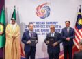 ANWAR Ibrahim (paling kanan) dan Sheikh Sabah Khaled Al-Hamad Al-Sabah (paling kiri), menyaksikan pertukaran dokumen antara Ts. Abidin Sarjo (dua dari kanan) dan Joe Georges Chidiac (dua dari kiri) sebagai simbolik kepada pemeteraian Memorandum Persefahaman bagi kerjasama strategik dalam sektor tenaga dan air di rantau Majlis Kerjasama Teluk (GCC) semalam.