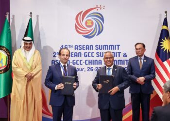 ANWAR Ibrahim (paling kanan) dan Sheikh Sabah Khaled Al-Hamad Al-Sabah (paling kiri), menyaksikan pertukaran dokumen antara Ts. Abidin Sarjo (dua dari kanan) dan Joe Georges Chidiac (dua dari kiri) sebagai simbolik kepada pemeteraian Memorandum Persefahaman bagi kerjasama strategik dalam sektor tenaga dan air di rantau Majlis Kerjasama Teluk (GCC) semalam.
