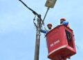 WARGA kerja TNB komited melaksanakan kerja-kerja senggaraan lampu jalan LED sebagai sebahagian daripada persiapan menjelang LIMA 2025.