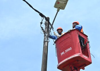 WARGA kerja TNB komited melaksanakan kerja-kerja senggaraan lampu jalan LED sebagai sebahagian daripada persiapan menjelang LIMA 2025.