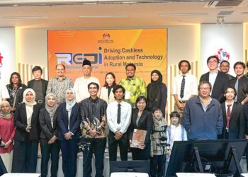 HERMAN Sarbini (tengah) bersama peserta menyertai sesi Theme Week Studio bersempena Osaka Japan World Expo 2025 di Osaka, Jepun.