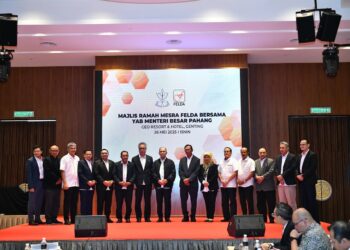 WAN ROSDY Wan Ismail (tengah) hadir majlis ramah mesra Felda bersama Menteri Besar di Genting Highlands di Bentong, Pahang. - FOTO/SALEHUDIN MAT RASAD