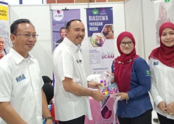 MOHD. JAFNI Md. Shukor (kanan) pada majlis Karnival TVET dan Kerjaya Kulai di Bandar Putra, Kulai.