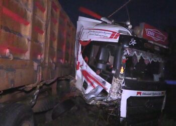 KEADAAN treler yang  sebuah van yang bertembung di Kilometer 88 Jalan Jerangau-Jabor, berhampiran Bandar Al Muktafi Billah Shah, Dungun, Terengganu. -UTUSAN/NIK NUR IZZATUL HAZWANI NIK ADNAN
