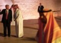 Donald Trump dan Putera Mahkota Saudi Mohammed bin Salman berjalan di daerah lama Diriyah di pinggir ibu kota Saudi Riyadh, sebelum makan malam negara pada 13 Mei. - AFP