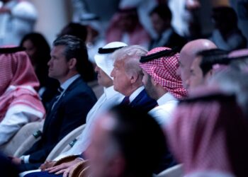 Donald Trump dan Putera Mahkota Saudi Mohammed Bin Salman serta peserta lain mendengar semasa forum pelaburan Saudi-AS di Pusat Persidangan Antarabangsa King Abdul Aziz pada 13 Mei 2025, di Riyadh, Arab Saudi. - AFP