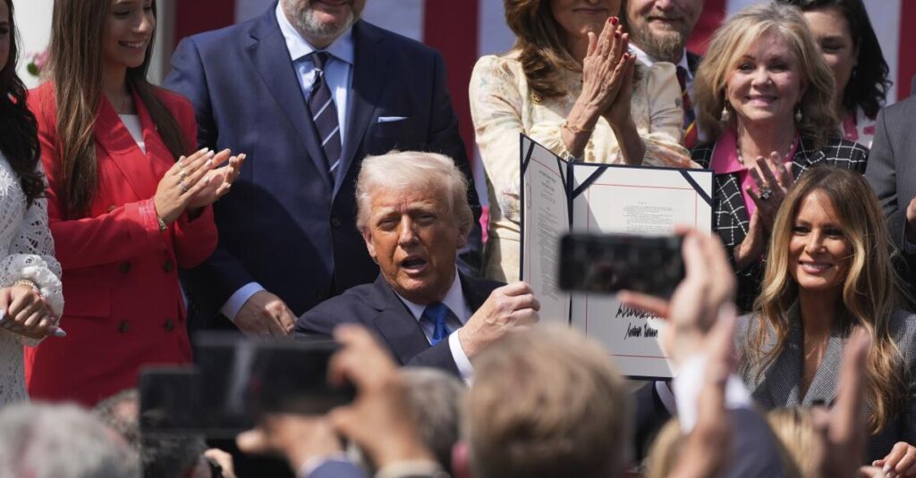 Trump lulus undang-undang kekang AI lucah