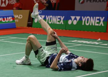 NG Tze Yong ketika mengalami kecederaan menentang pemain Hong Kong, Angus Ng pada aksi pusingan pertama Malaysia Masters 2025 di Axiata Arena, Bukit Jalil, hari ini. - UTUSAN/ISKANDAR ISHAK