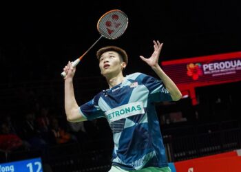 NG Tze Yong terpaksa menarik diri pada set kedua ketika mendahului 4-3 selepas menang set pertama menentang wakil Hong Kong, Angus Ng pada pusingan pertama Malaysia Masters 2025, hari ini. - UTUSAN/ISKANDAR ISHAK