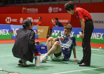 PEMAIN perseorangan negara, Ng Tze Yong mengalami kecederaan lutut ketika menentang pemain Hong Kong, Angus Ng pada aksi pusingan pertama Malaysia Masters 2025 di Axiata Arena, Bukit Jalil, semalam. - UTUSAN/ISKANDAR ISHAK