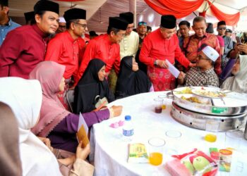 AHMAD Zahid Hamidi menyampaikan sumbagan pada bakal haji di Majlis Lembaran Kasih Aidilfitri 2025 Bersama Warga Felda di Padang Awam Felda Palong 3, Jempoli.-UTUSAN/MOHD. SHAHJEHAN MAAMIN.