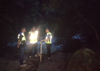 ANGGOTA polis melakukan pemantauan di lokasi mangsa dikatakan lemas di Lata Payung, di Setiu, Terengganu. - UTUSAN / WAN ZURATIKAH IFFAH WAN ZULKIFLI