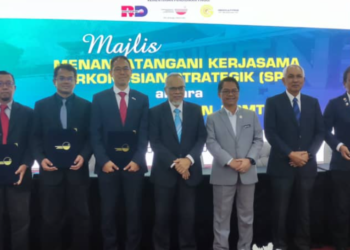 KHAIRUL (empat dari kiri) dan Mustapha (empat dari kanan) pada majlis pemeteraian kerjasama semalam.