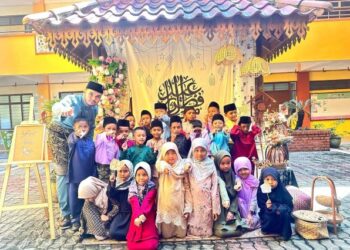 SUDUT swafoto turut disediakan untuk guru dan murid mencipta kenangan indah sambutan  Syawal di sekolah.
