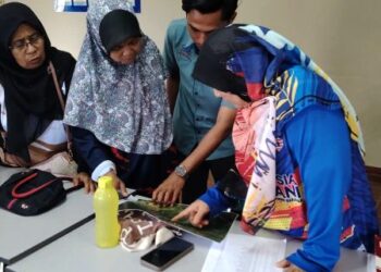ORANG ramai menyerbu kaunter Kampung Digital bagi mendapatkan maklumat lanjut inisiatif kerajaan negeri pelancaran sekolah rintis inisiatif Kampung Digital di SMK Hang Kasturi, Masjid Tanah Melaka. – UTUSAN/ AMRAN MULUP