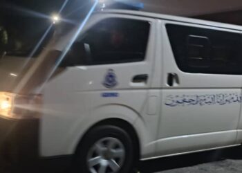 VAN terakhir membawa jenazah Allahyarham Sarjan Mohd. Roslan Abd. Rahim dari Jabatan Forensik Hospital Teluk Intan ke Surau Ar-Rahman di IPD Hilir Perak di Teluk Intan. - UTUSAN