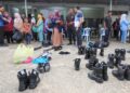 AHLI keluarga anggota FRU yang maut dalam kemalangan mengambil barang milik mangsa di IPD Hiilir Perak di Teluk Intan hari ini. FOTO/MUHAMAD NAZREEN SYAH MUSTHAFA