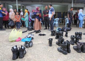 AHLI keluarga anggota FRU yang maut dalam kemalangan mengambil barang milik mangsa di IPD Hiilir Perak di Teluk Intan hari ini. FOTO/MUHAMAD NAZREEN SYAH MUSTHAFA