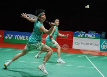 AARON Chia-Soh Wooi Yik menewaskan rakan senegara, Man Wei Chong-Tee Kai Wun 22-20, 21-17 pada aksi suku akhir Terbuka Singapura di Stadium Tertutup Singapura, hari ini. 
