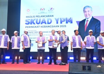 AHMAD Zahid Hamidi menyampaikan sumbangan kepada penerima Insentif Kecemerlangan Pelajar Yayasan Pelajaran Mara (YPM) di Kuantan, Pahang. - UTUSAN/SHAIKH AHMAD RAZIF