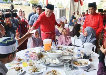 AHMAD Zahid Hamidi menyampaikan sumbangan pada bakal haji di Majlis Lembaran Kasih Aidilfitri 2025 Bersama Warga Felda di Padang Awam Felda Palong 3, Jempol, semalam. – UTUSAN/MOHD. SHAHJEHAN MAAMIN