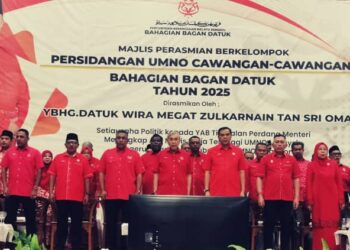 AHMAD Zahid Hamidi (tengah) pada  Perasmian Berkelompok Persidangan UMNO Cawangan-Cawangan Bahagian Bagan Datuk hari ini.  - UTUSAN