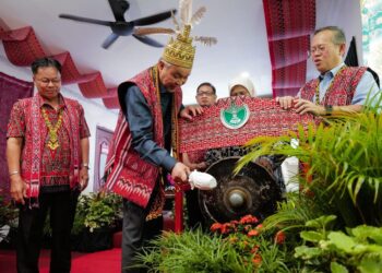 AHMAD Zahid Hamidi (tengah) menyempurnakan Program Pekebun Kecil Makmur dan Sambutan Pra Gawai Peringkat RISDA Negeri Sarawak Tahun 2025, di Kampung Raeh Baru, Serian, semalam.