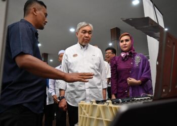 AHMAD Zahid Hamidi (tengah) melawat reruai pameran ketika Majlis Pelancaran Eastern International TVET Pahang di Pusat Komersial Bandar Gambang, Kuantan, Pahang. - UTUSAN/MUHAMMAD NAIM HELMI HAFIDZI