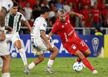 Rodrigo Holgado (kanan) ketika beraksi bersama kelabnya América de Cali di Liga Colombia.-AFP