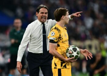 REAKSI Simone Inzaghi ketika memberikan arahan kepad apemain dalam aksi final menentang PSG, semalam.-AFP
