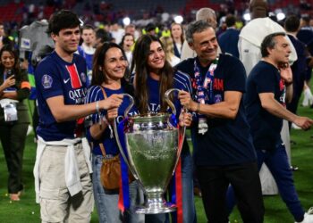 LUIS Enrique bersama keluarganya menjulang trofi Liga Juara-Juara selepas PSG membenam Inter Milan 5-0 pada aksi final, semalam.-AFP