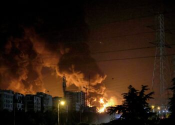 API menjulang tinggi selepas depoh minyak Iran meletup dibedil Israel di Teheran. - AFP