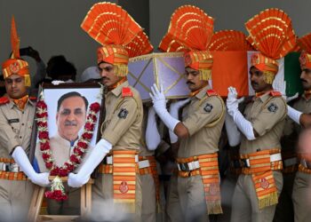 TENTERA India mengusung keranda bekas Ketua Menteri Gujarat, Vijay Rupani yang terkorban dalam nahas pesawat Air India semasa upacara pengebumian di Ahmedabad, baru-baru ini.  – AFP
