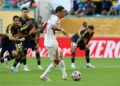 DI Maria menyempurnakan sepakan penalti untuk gol pertama Benfica.-AFP