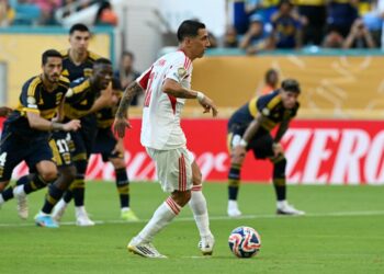 DI Maria menyempurnakan sepakan penalti untuk gol pertama Benfica.-AFP