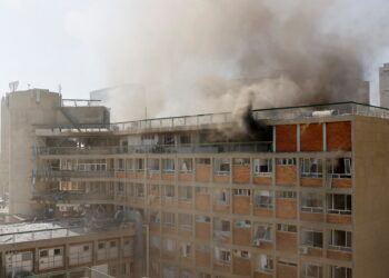 PELURU berpandu Iran mengenai bangunan Hospital Soroka di Beersheba di selatan Israel, menyebabkan premis berkenaan mengalami kerosakan. - AFP
