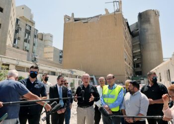 BENJAMIN Netanyahu bercakap kepada media ketika melawat Hospital Soroka yang musnah dibedil Iran di Beersheba, Israel. – AFP