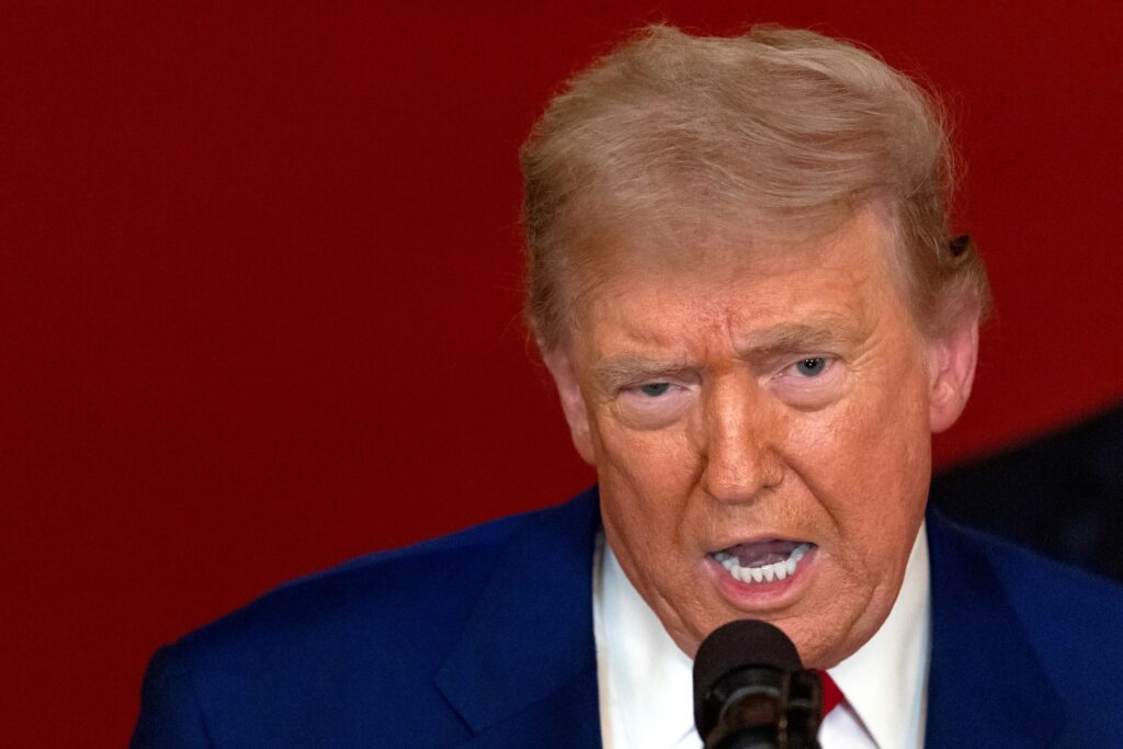 Trump rasmi tamatkan sekatan ekonomi AS terhadap Syria Trump rasmi tamatkan sekatan ekonomi AS terhadap Syria