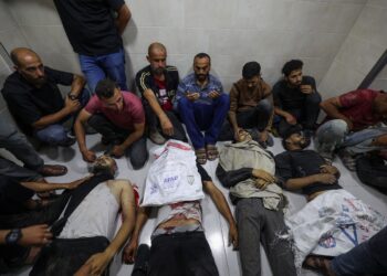 PENDUDUK Palestin meratapi kematian keluarga mereka yang ditembak ketika mendapatkan bekalan makanan di Gaza. - AFP