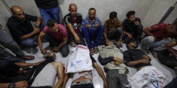 PENDUDUK Palestin meratapi kematian keluarga mereka yang ditembak ketika mendapatkan bekalan makanan di Gaza. - AFP