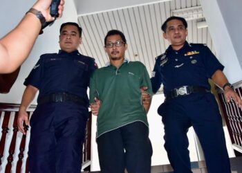 MAHFUZ Mahmud dihadapkan ke Mahkamah Sesyen, Ayer Keroh, Melaka atas pertuduhan mencabul kanak-kanak perempuan yang juga anak majikannya. - UTUSAN/ARIF HAMIZAN MISKON