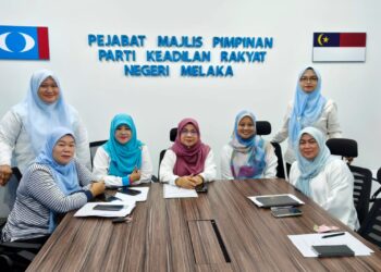 MAHANI Masban (tengah) bersama Ketua Wanita Cabang seluruh Melaka menyatakan sokongan penuh terhadap inisiatif lafaz taklik Braille untuk OKU penglihatan.