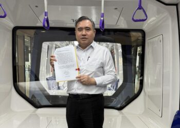 ANTHONY Loke Siew Fook menunjukkan dokumen yang ditandatanganinya bagi mengesahkan
Aerotrain KLIA akan kembali beroperasi semula esok.