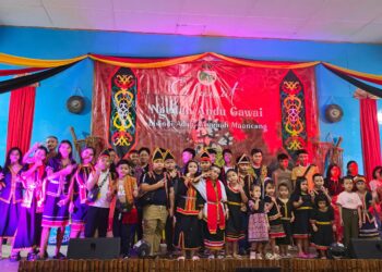 Perayaan Gawai menjadi pentas komuniti kampung memartabatkan dan meneruskan warisan nenek moyang menerusi busana tradisi.