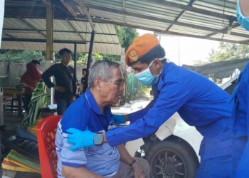 ANGGOTA Pertahanan Awam memberikan bantuan awal kepada mangsa yang terlibat dalam kejadian kereta terbabas di Jalan Pantai Belimbing, Durian Tunggal, Melaka.