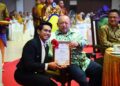 TUANKU Syed Sirajuddin Jamalullail menyampaikan sijil kepada Khai Bahar pada
Majlis Makan Malam Apresiasi Sambutan Jubli Perak bersempena 25 tahun pemerintahan Raja Perlis di Dewan 2020, Kangar, Perlis semalam.-UTUSAN