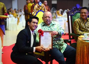 TUANKU Syed Sirajuddin Jamalullail menyampaikan sijil kepada Khai Bahar pada
Majlis Makan Malam Apresiasi Sambutan Jubli Perak bersempena 25 tahun pemerintahan Raja Perlis di Dewan 2020, Kangar, Perlis semalam.-UTUSAN